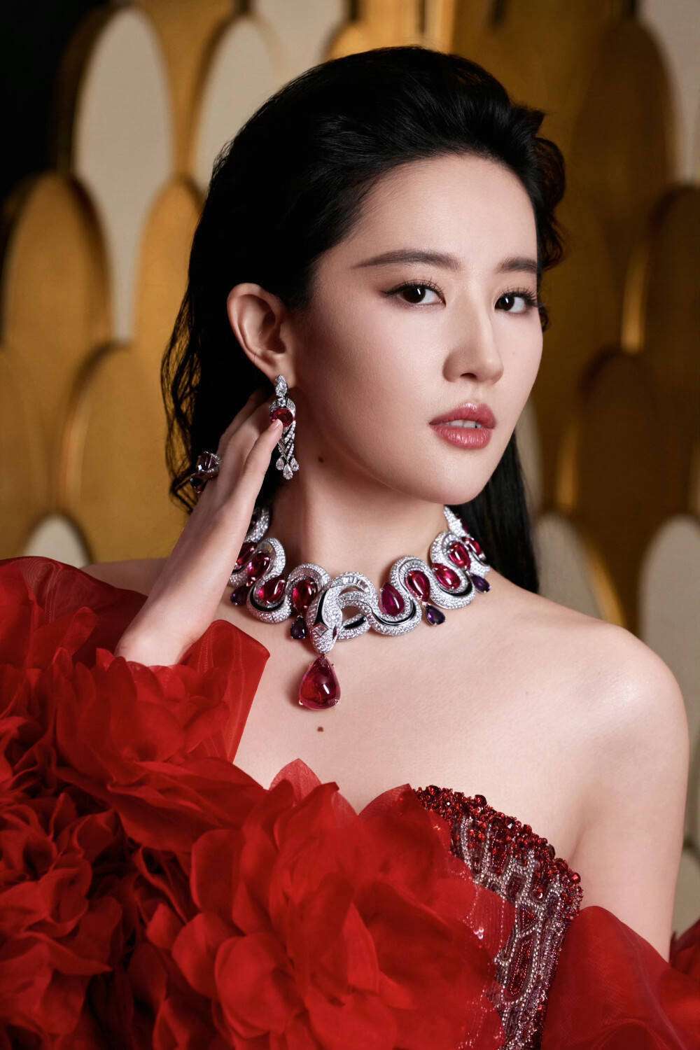 刘亦菲成内娱清流？790天休眠式营业靠奢侈品代言年入过亿太潇